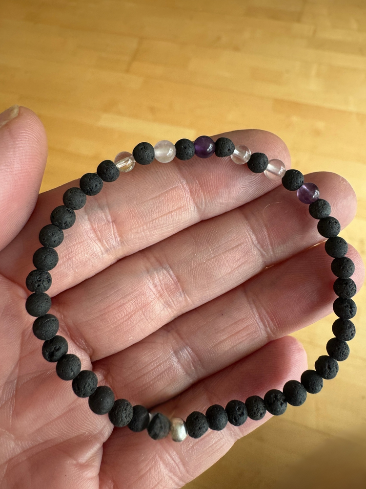 Edelsteinarmband Amethyst Rosenquarz und Bergkristall in Lava