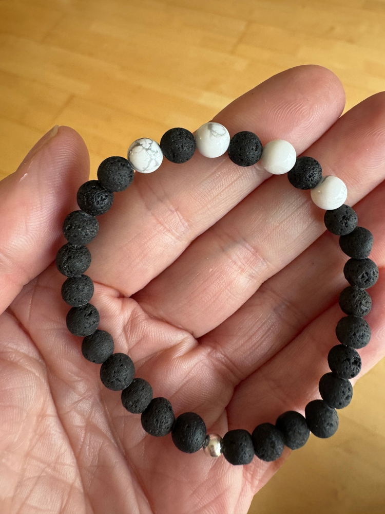 Edelsteinarmband Magnesit in Lava