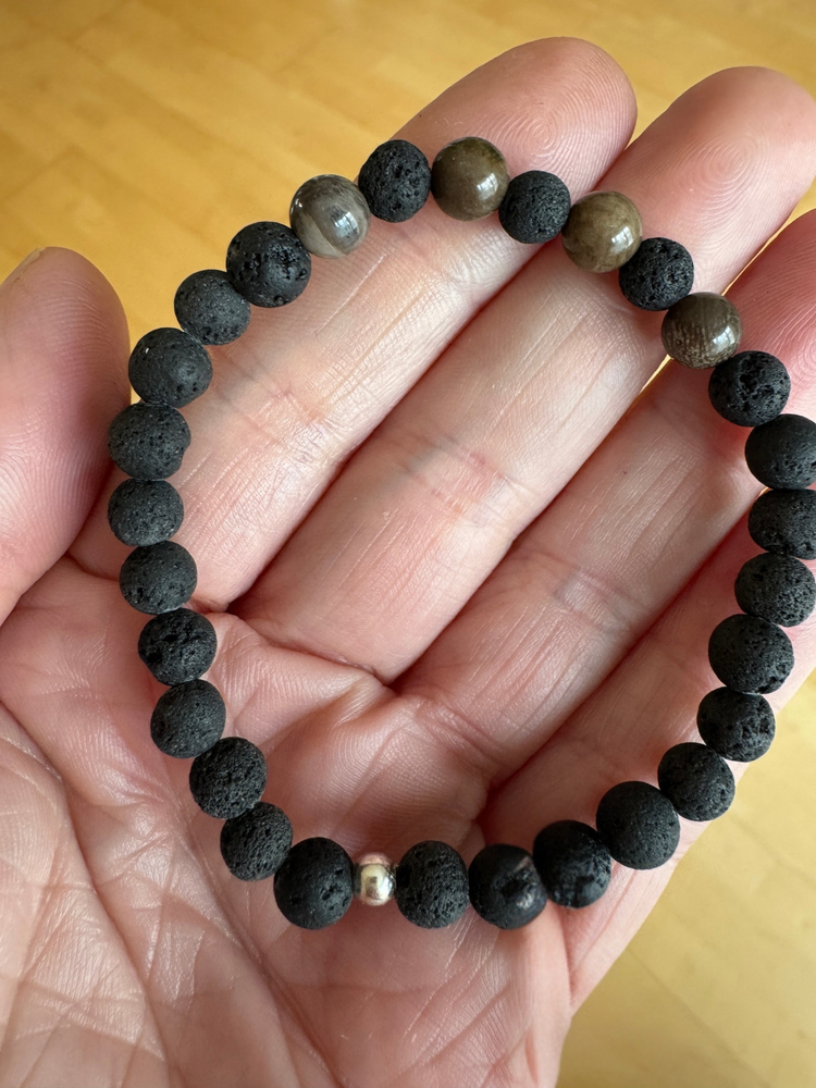 Edelsteinarmband versteinertes Holz in Lava